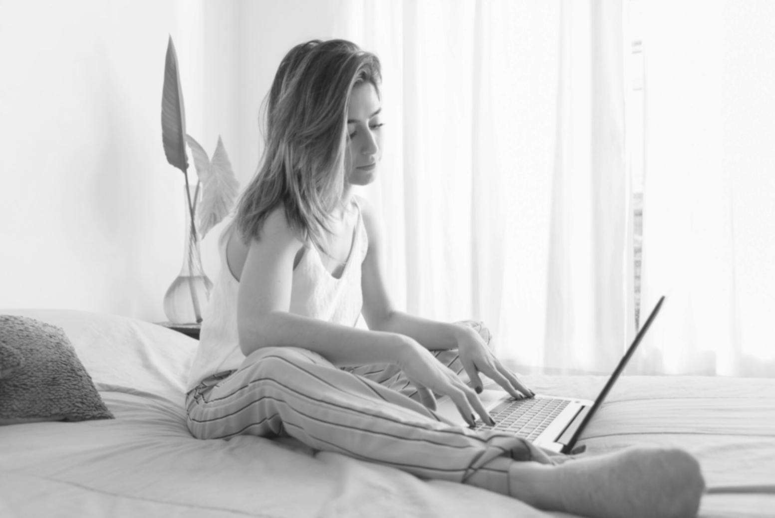 Participanți la sesiune de educație financiară care lucrează împreună