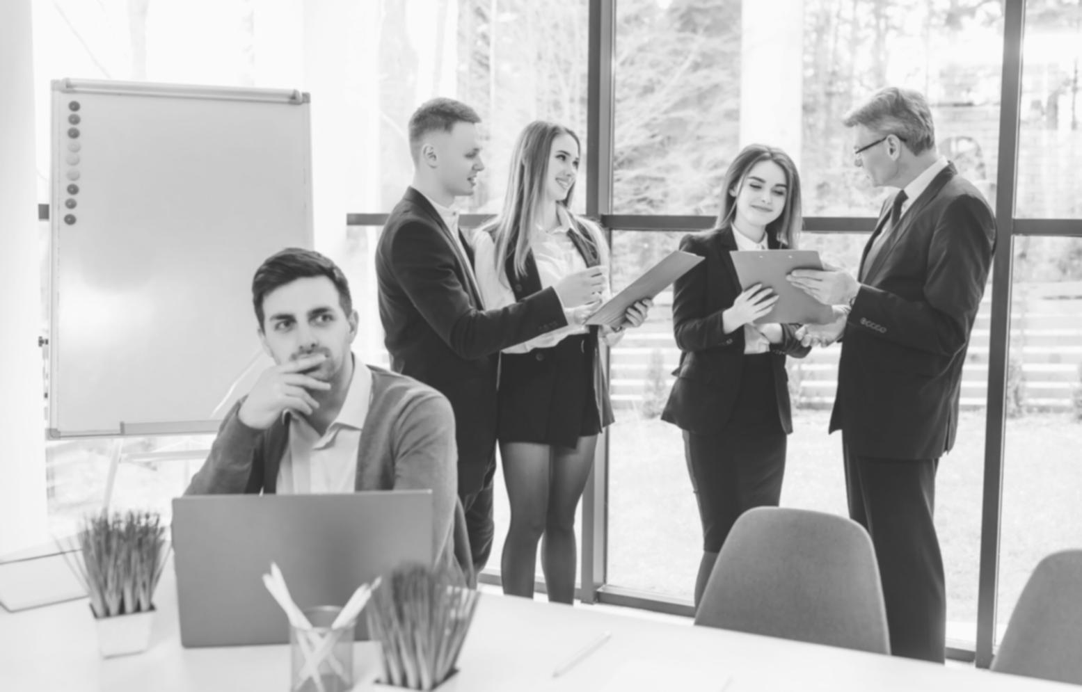 Persoană analizând situația financiară personală